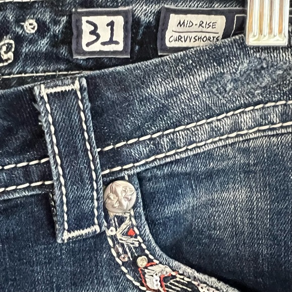 MISS ME: Embellished Distressed Back Pockets Curvy Shorts - Picture 7 of 8